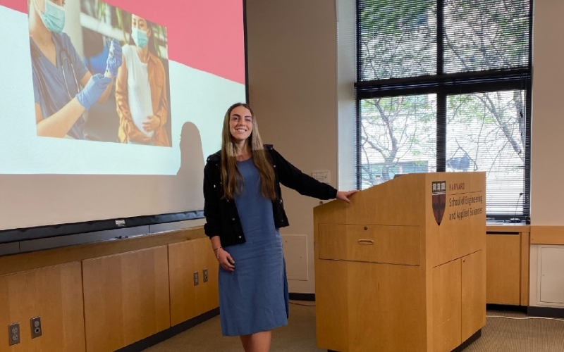 Josefina Villada Guerra, estudiante destacada de Medicina, nos representó en Harvard
